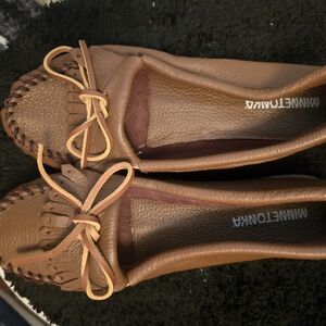 Minnetonka Women's Brown Leather Moccasins